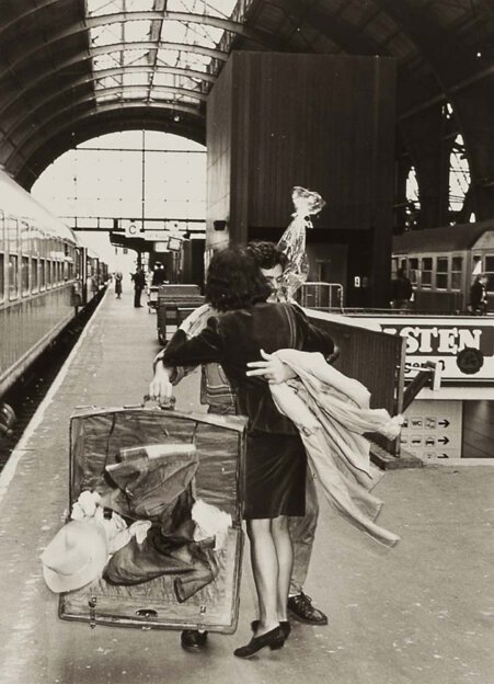 Begrüßung am Bahnhof, der Koffer geht auf