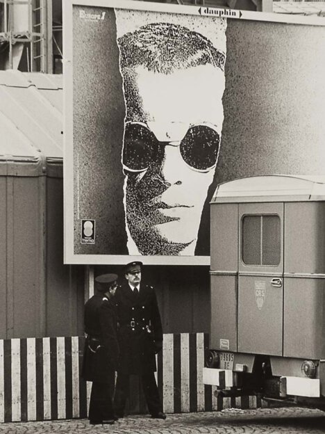 Werbeplakat von Michel Sardou mit CRS in Paris