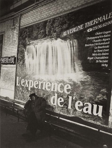Werbeplakat im Metro mit Obdachlose in Paris