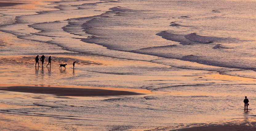 Strandszene in die Bretagne beim untergehende Sonne und Gegenlicht