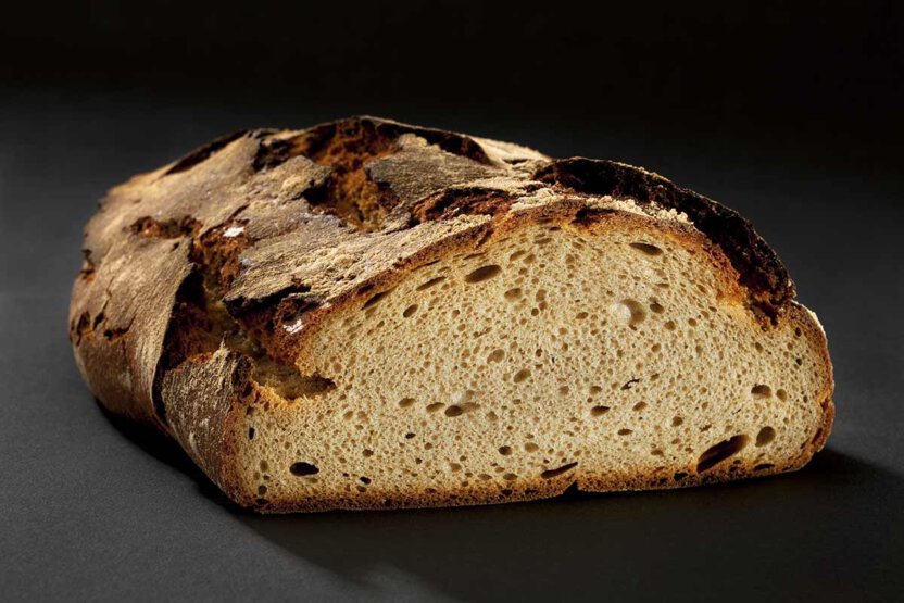 Weizenbrot geschnitten auf Schwarze Hintergrund