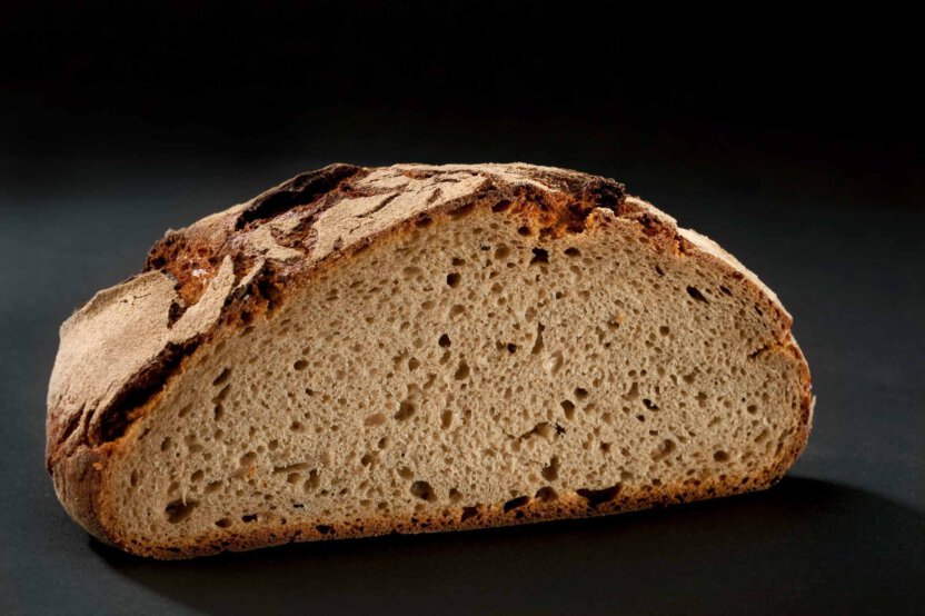 Weizenbrot geschnitten auf Schwarze Hintergrund