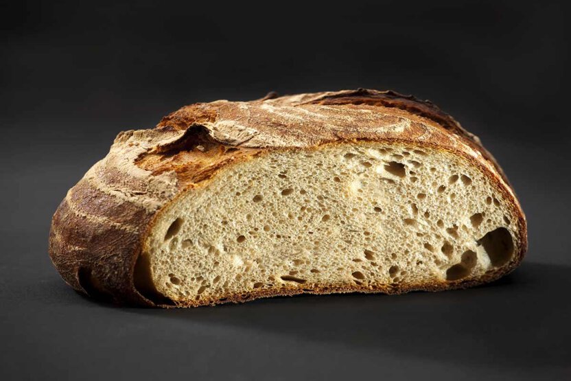 Weizenbrot geschnitten auf Schwarze Hintergrund