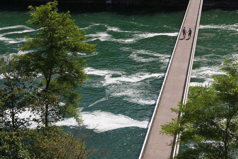 Rheinufer mit Brücke und zwei Menschen