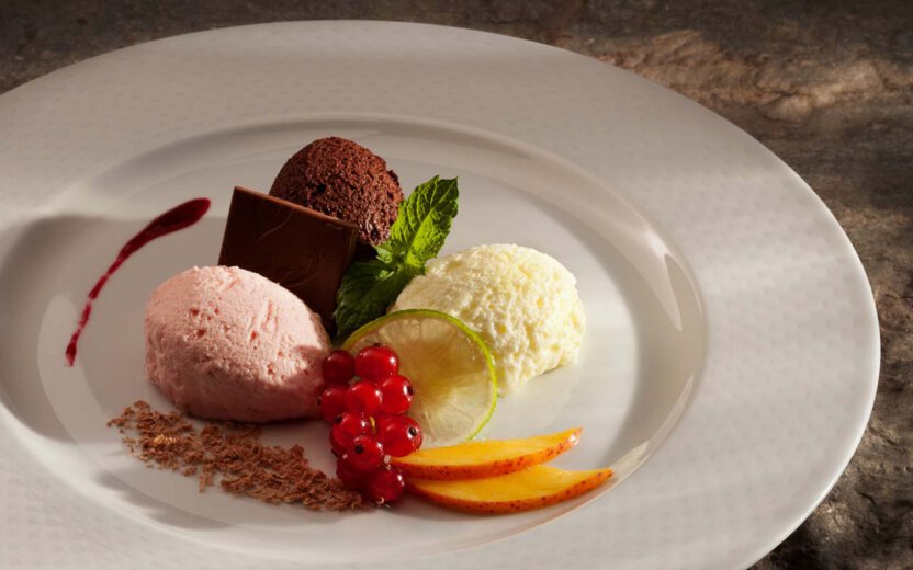 Teller mit Eis und Obst
