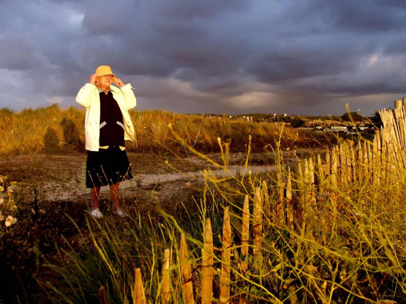 Frau beim Sturm in der Bretagne
