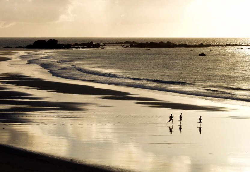 Kinder am Strand in Gegenlicht