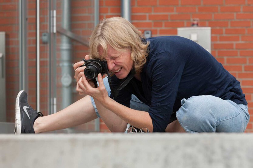 Frau am fotografieren beim Fotokurs