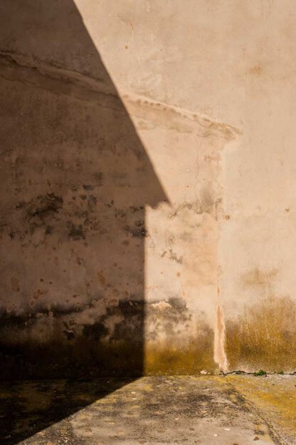 Mauer mit Schatten
