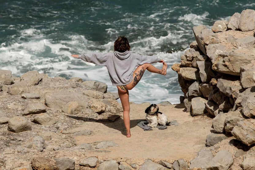 Yoga am Strand mit Hund