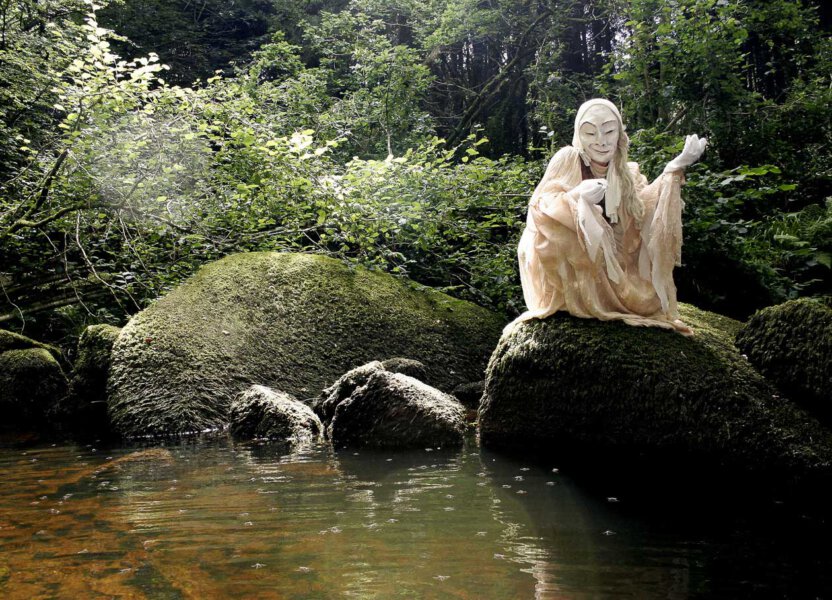 Maskenfigur am Wasserloch im Huelgoat, Bretagne