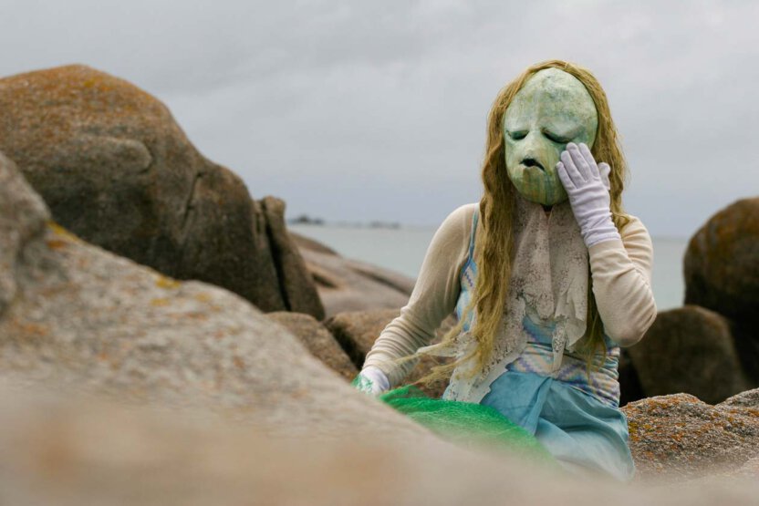 Maskenspiel am Strand in der Bretagne