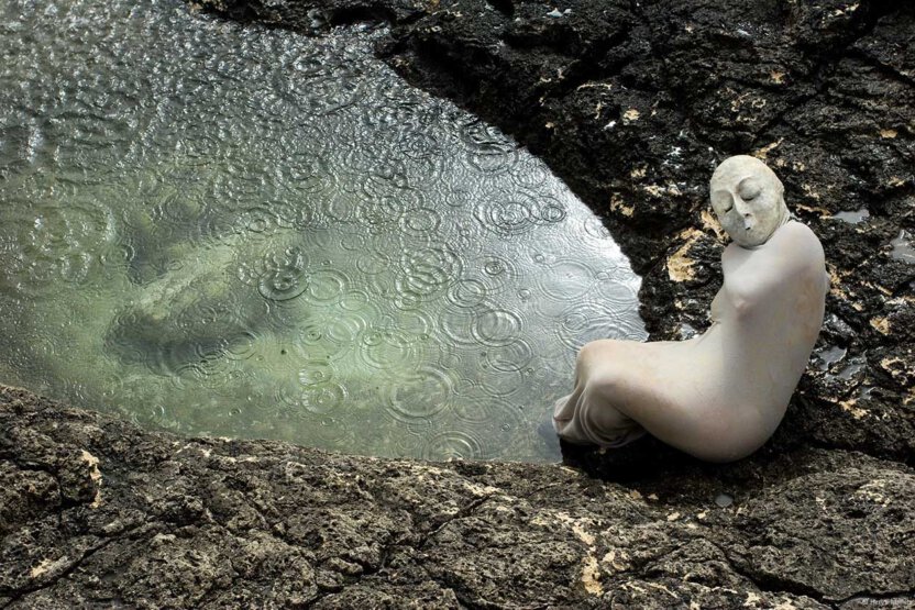 Maskenspiel am Wasserloch auf die Insel Comino