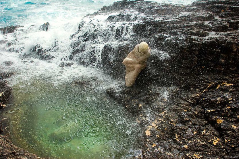 Maskenspiel auf die Insel Comino, eine Welle kommt