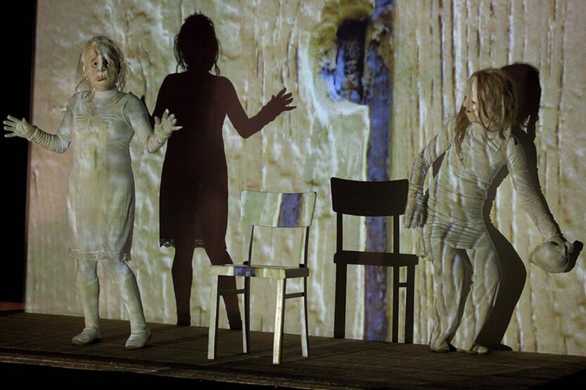 Parallelwelten, Maskenspiel und Fotoprojektion