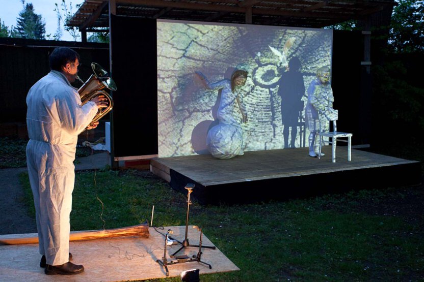 Parallelwelten, Maskenspiel und Fotoprojektion