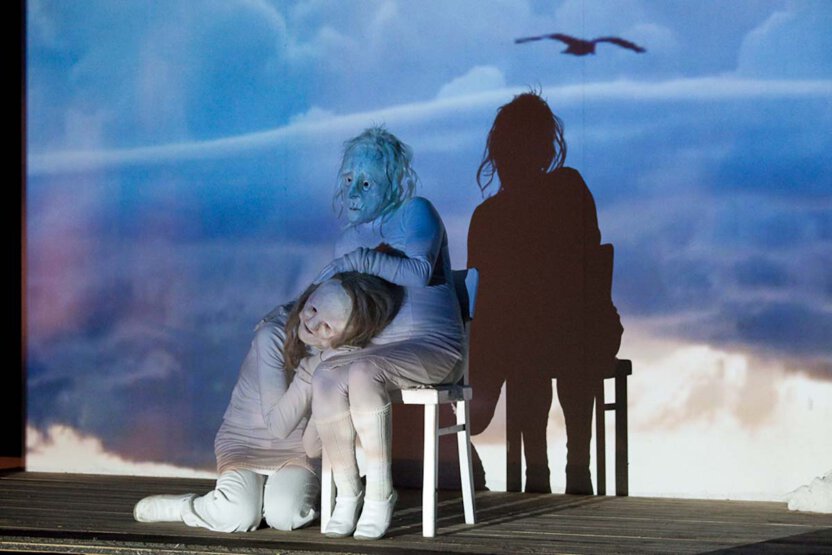 Parallelwelten, Maskenspiel und Fotoprojektion