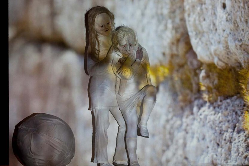 Parallelwelten, Maskenspiel und Fotoprojektion