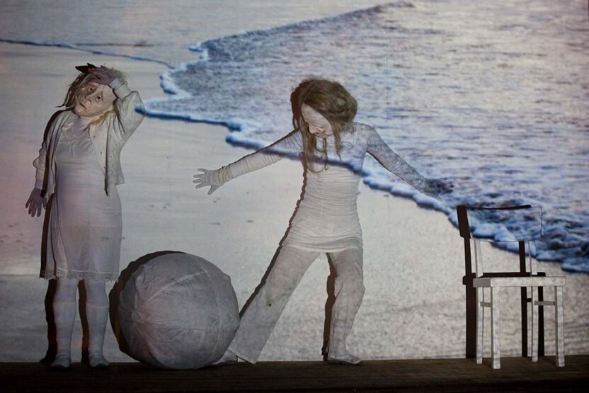 Parallelwelten, Maskenspiel und Fotoprojektion
