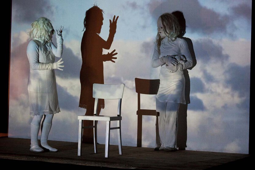 Parallelwelten, Maskenspiel und Fotoprojektion