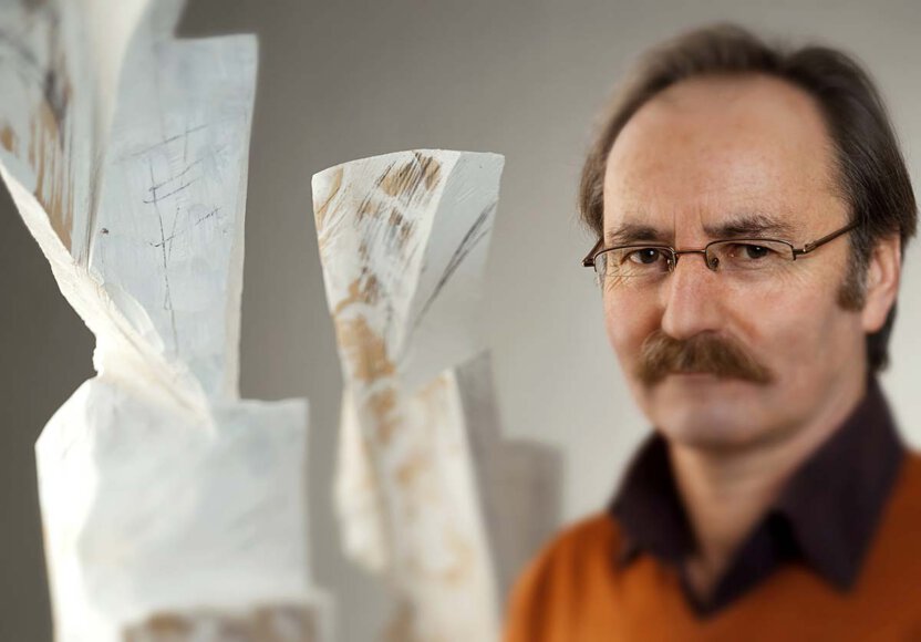Portrait Gunther Gerlach mit Skulpturen
