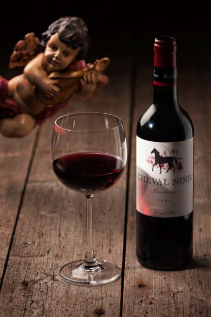Rotwein Glas mit Flasche "Cheval Noir" und Engel
