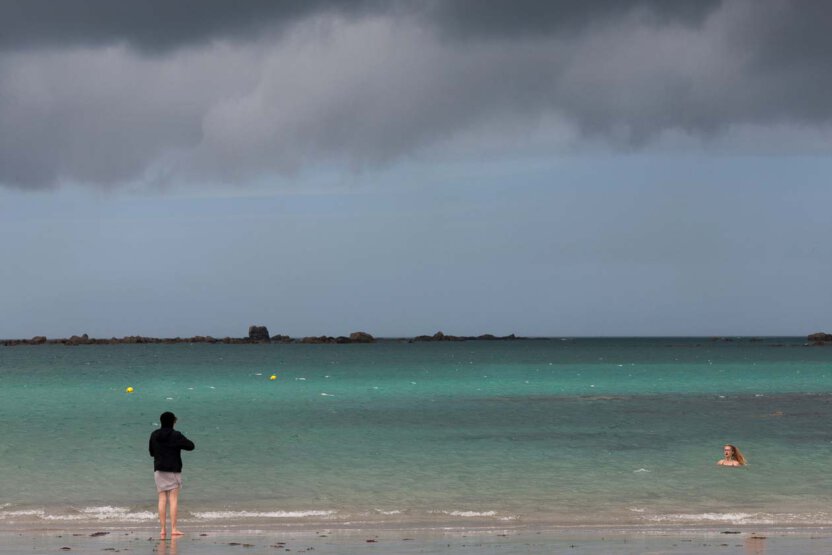 Strandszene beim Sturm in der Bretagne